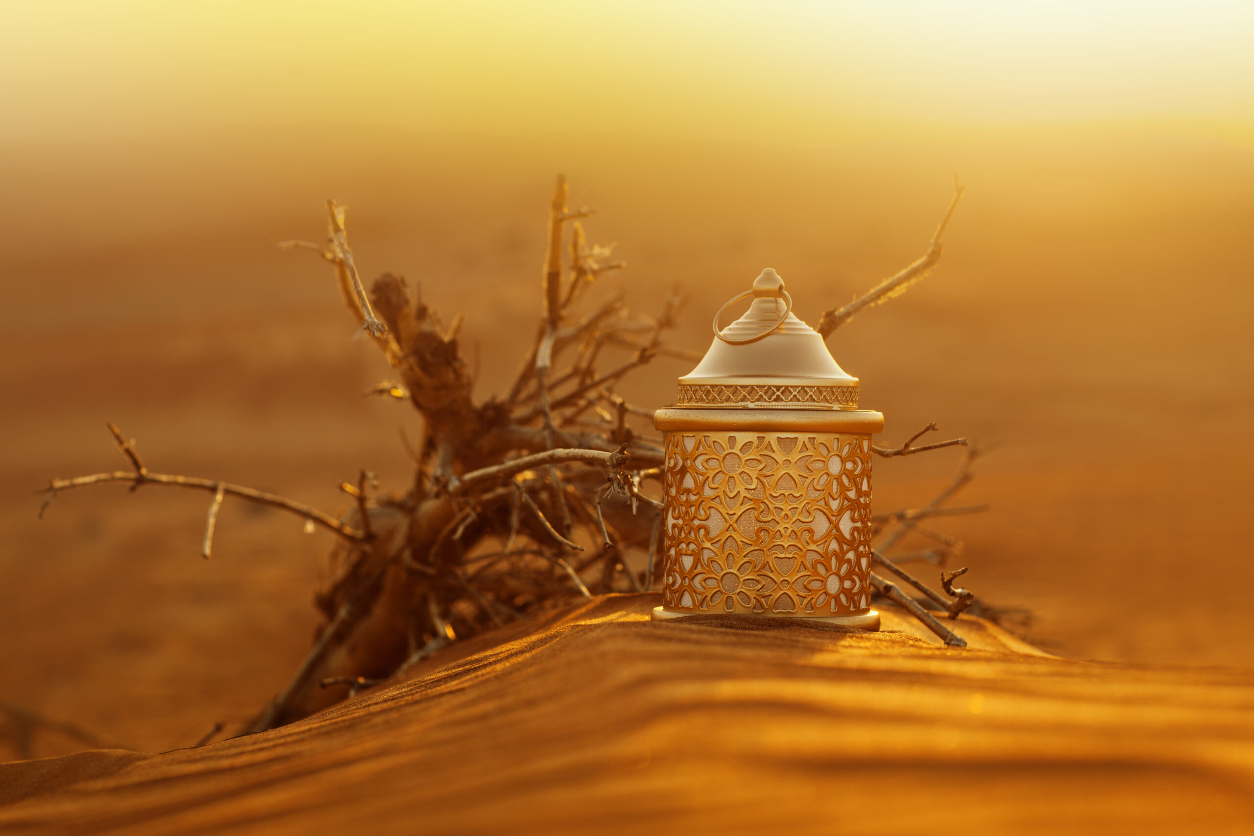 Golden lamp for Muslim holidays in the desert at a beautiful sunset عود عمانى - الصورة 1